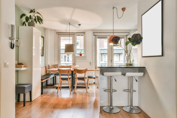 Intérieur cosy d'un appartement moderne fraîchement peint sur Bouliac