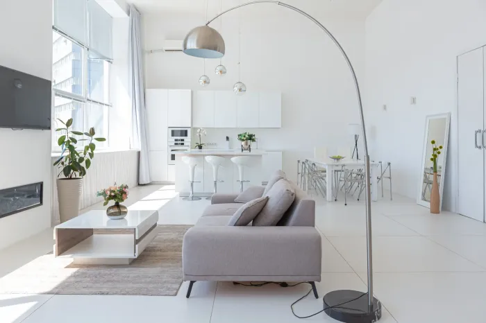 Design intérieur de studio moderne avec des couleurs claires à Bouliac