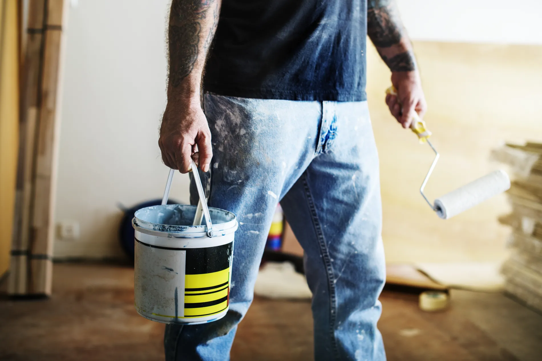 Travaux de peinture intérieure dans une pièce en rénovation à Cenon, un aperçu de l'excellence de Peintre Bouliac.