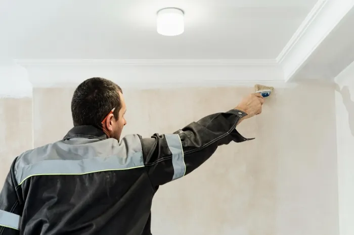 Application de peinture haut de gamme sur un plafond abîmé